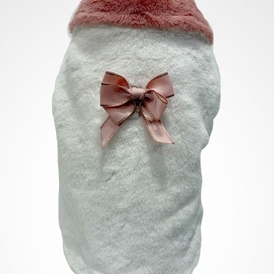 Roupa felpuda branca para animal com gola rosa e laço rosa