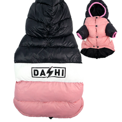 Casaco acolchoado para cão rosa, preto e branco com capuz e botões frontais, texto DA SHI e PINK & BLACK