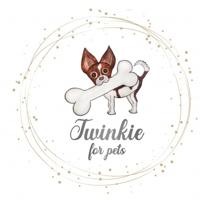 Logótipo Twinkie for pets com cão a segurar osso branco e círculo dourado decorativo