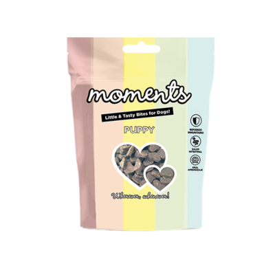 Embalagem pastel de snacks para cães com corações e texto em inglês e espanhol