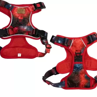 Peitorais para cães com padrão de espaço estrelado vermelho e preto
