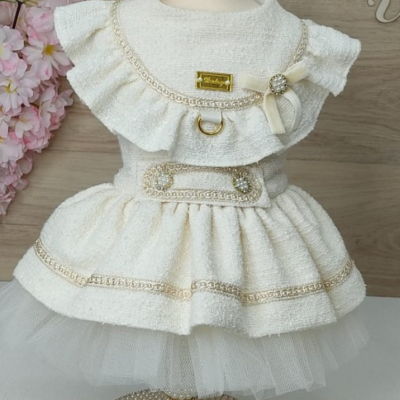Vestido de bebé branco com folhos e boina, base decorada com pérolas