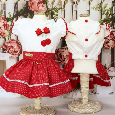 Vestido infantil vermelho e branco com laço, cerejas e saia de bolinhas em manequins