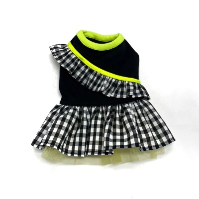 Vestido preto com padrão de quadrados e detalhes em verde fluorescente