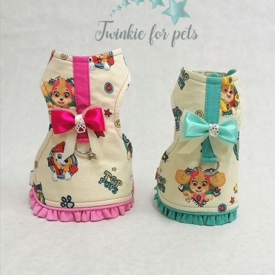 Dois coletes para animais com estampados Paw Patrol, laços e folhos coloridos