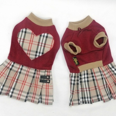 Vestido vermelho e bege para cão com padrão xadrez e coração frontal