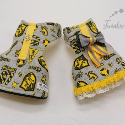 Dois casacos cinzentos e amarelos para cães com padrões e laços