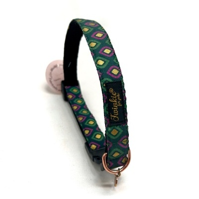 Coleira verde com padrão geométrico e argola metálica