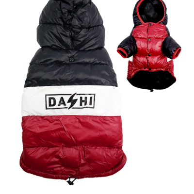 Casaco acolchoado para cão em preto, branco e vermelho com capuz e texto DASHI.