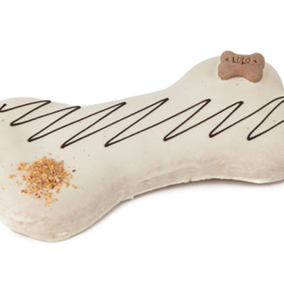 Bolo em forma de osso com glacê branco e decoração de chocolate e bolacha