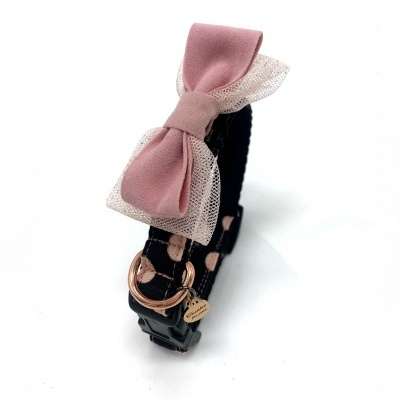 Colar para cão preto com manchas cor-de-rosa e laço rosa de tecido com renda