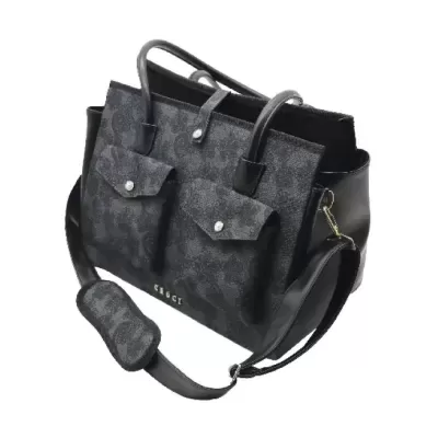 Mala de mão preta com padrão floral cinzento e alça de ombro