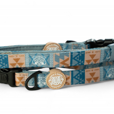 Coleira ajustável para animais de estimação com padrão geométrico azul e castanho
