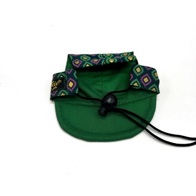 Viseira verde com padrão geométrico colorido e cordão preto ajustável