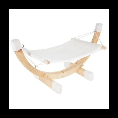 Cama para animal de madeira e tecido branco em fundo branco