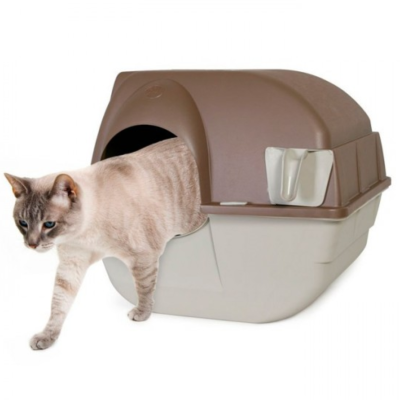 Casa de gato de plástico bege e castanha com gato a sair