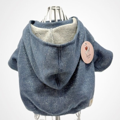 Camisola azul com brilhantes para cachorro, com capuz e etiqueta cor-de-rosa.