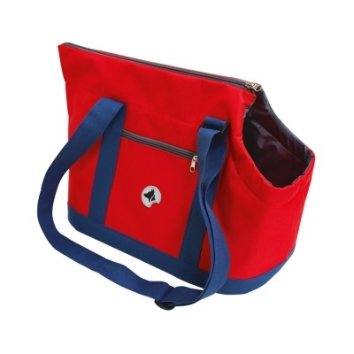 Bolsa vermelha com base e alças azuis, bolso frontal com fecho e logótipo redondo