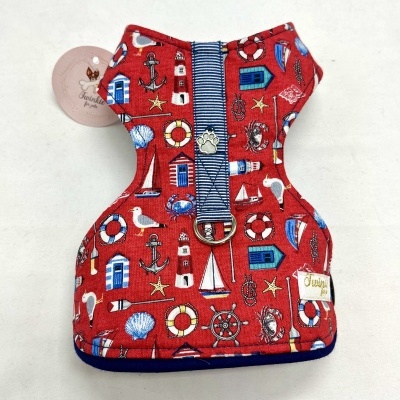 Peitoral para cão vermelho com padrão náutico e faixa central azul com branco