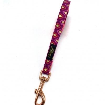 Pendurador colorido com mosquetão dourado e etiqueta preta