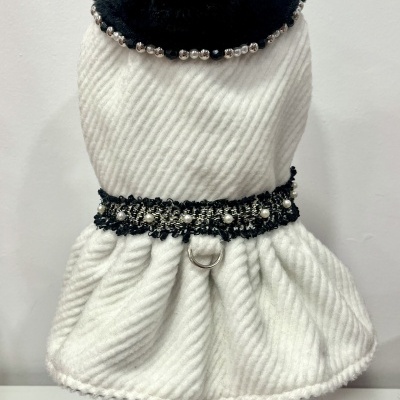 Vestido branco para cão com gola preta peluda e cinto preto com pérolas