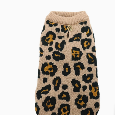 Camisola com padrão leopardo para cão, com gola canelada e pendente metálico.