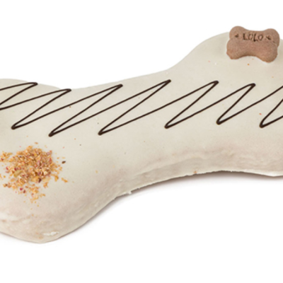 Bolo em forma de osso decorado com chocolate e biscoito KUOS