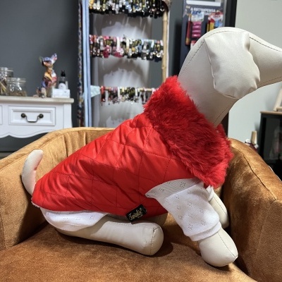 Roupa para cão vermelha com gola de pêlo vermelha mostrada em manequim