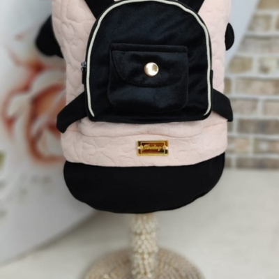 Casaco para animal bege com bolso mochila preto e etiqueta dourada