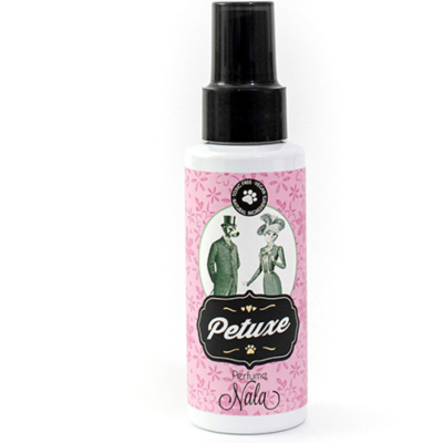 Frasco de perfume Petuxe Nala com tampa preta e etiqueta rosa com desenho vintage