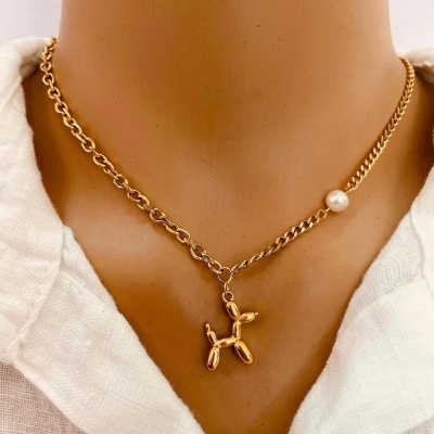 Colar dourado com pendente de cão e pérola branca