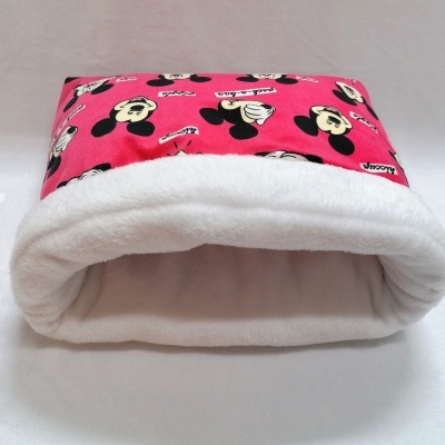 Toca para animais com tecido rosa e personagens de desenho animado e forro interior branco felpudo