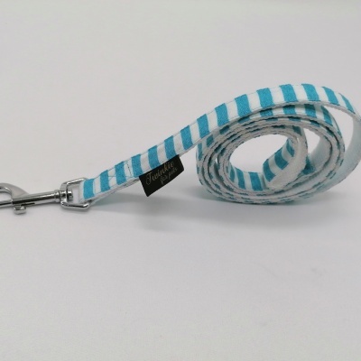 Trela para cão em tecido azul e branco com mosquetão metálico