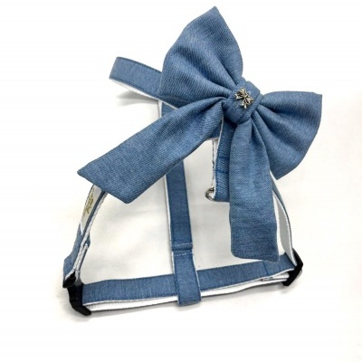 Peitoral azul para animal com laço grande e ornamento metálico