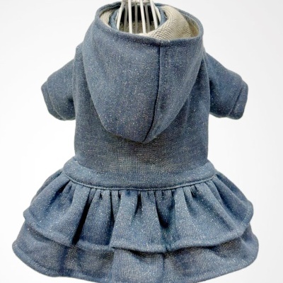 Vestido azul com capuz e saia de duas camadas em tecido brilhante em manequim