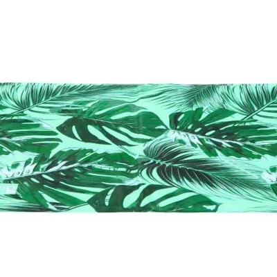 Tapete ou toalha com padrão de folhas tropicais verdes e texto freedom