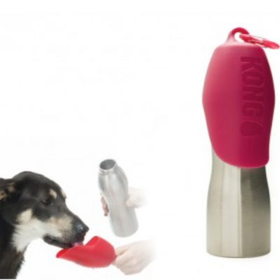 Garrafa de água para cães com bebedouro vermelho em silicone e corpo metálico prateado.