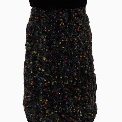 Vestido de malha preta com pontos coloridos e gola canelada