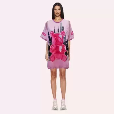 Vestido rosa com estampa de urso vermelho e elementos da cidade preto