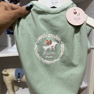 Camisola verde para cão com estampa e etiqueta da marca Twinkie for pets