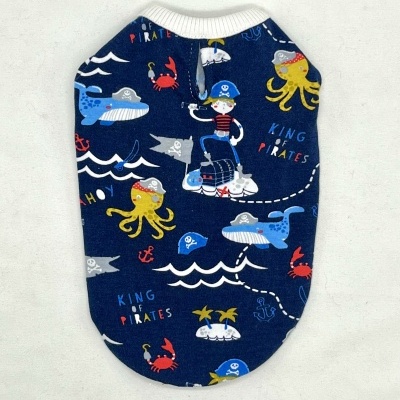 Roupa para cão azul com padrão de piratas coloridos e gola branca