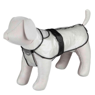 Casaco impermeável para cão branco com bordas pretas no manequim de cão