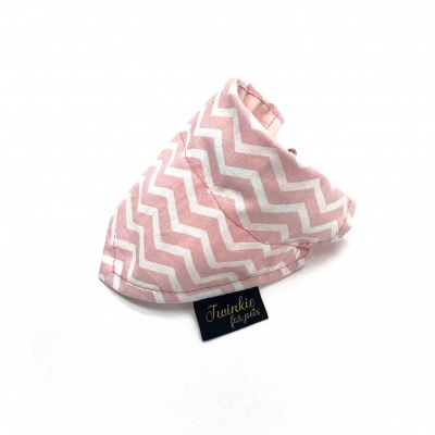 Bandana para animais com padrão ziguezague branca e rosa