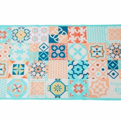 Tapete com padrão de azulejos coloridos e texto freedog ee