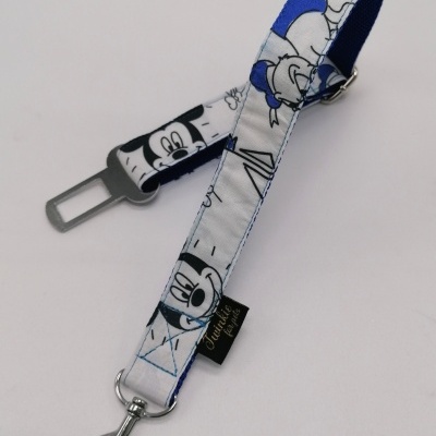 Peça em tecido ao padrão Disney com suporte metálico para cinto de segurança