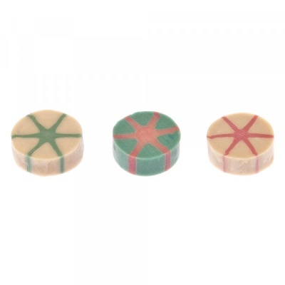 Três peças redondas de madeira com padrões geométricos coloridos