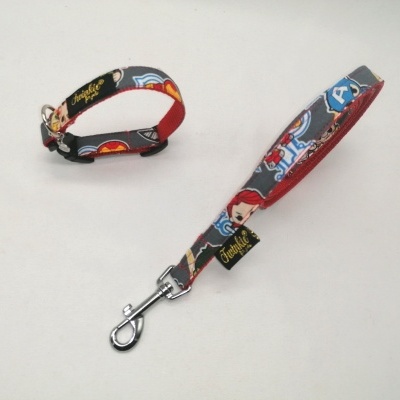 Coleira e trela para cão com padrão de super-heróis em tecido