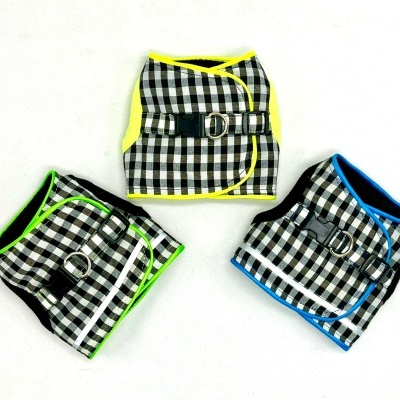 Peitorais para cães xadrez branco e preto com bordas amarelo, verde e azul