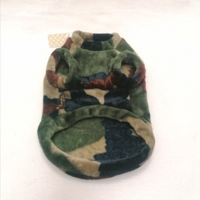 Colete para cão camuflado verde, bege, castanho e azul escuro em tecido felpudo