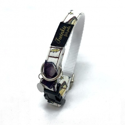 Coleira para animal de estimação branca com padrão colorido e etiqueta 'Frankie for Pets'